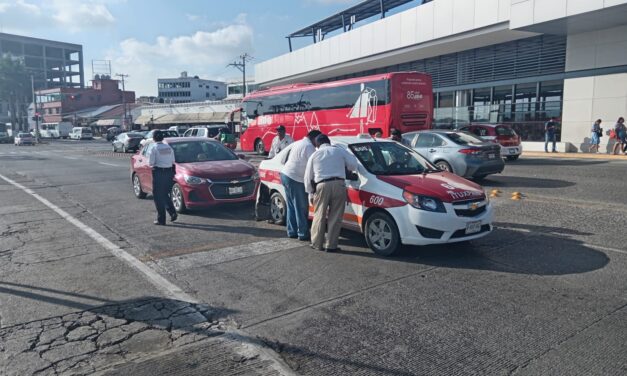 Choque en bulevar Independencia deja un taxista lesionado