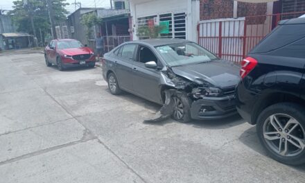 Accidente vehicular en el Fraccionamiento Tulipanes
