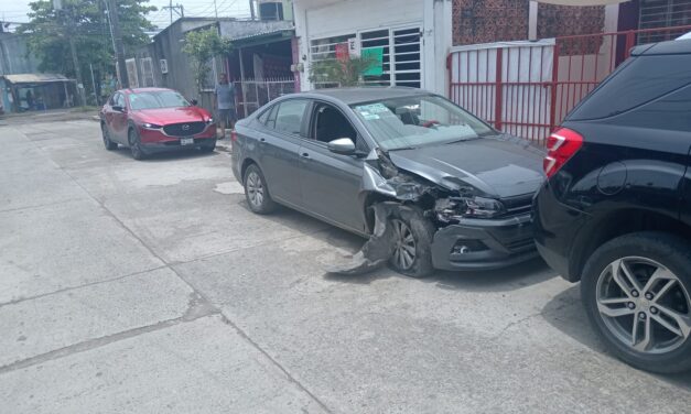 Accidente vehicular en el Fraccionamiento Tulipanes