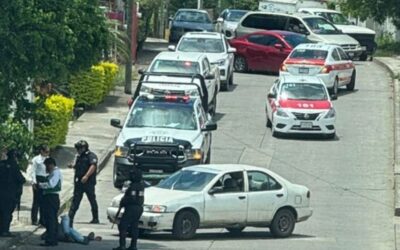 Accidente por maniobra de reversa deja daños materiales en la colonia Los Pinos