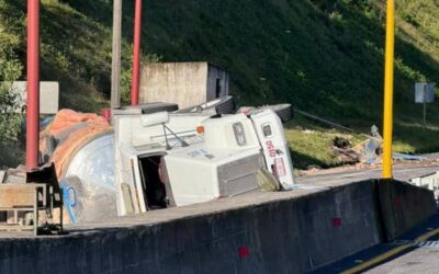 Vuelca pipa sobre la autopista México–Tuxpan; cierran la circulación