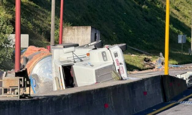 Vuelca pipa sobre la autopista México–Tuxpan; cierran la circulación