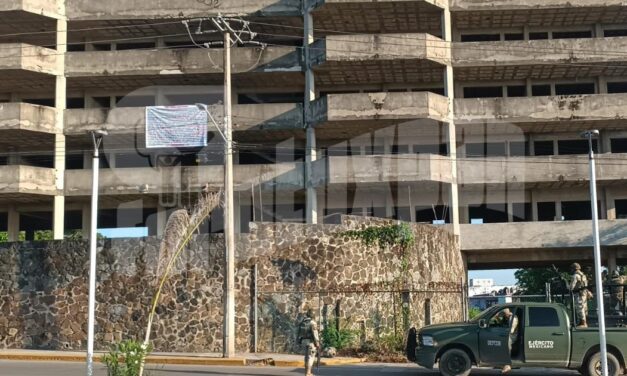 Aparece narcolona en hotel en remodelación de Tuxpan