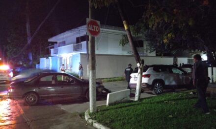Se pasa el Alto y choca, en Jardines