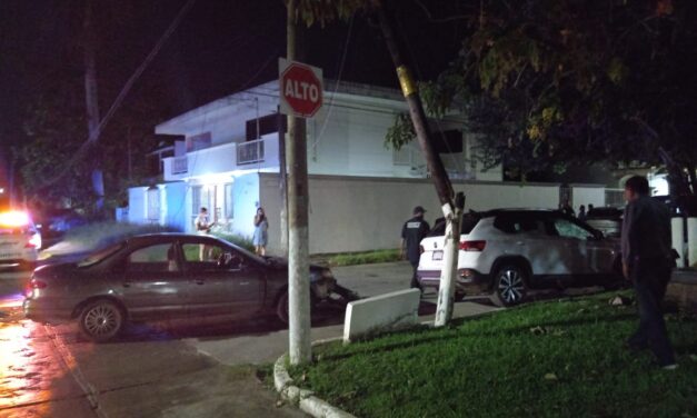 Se pasa el Alto y choca, en Jardines