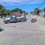 Anciano invade carril y provoca choque