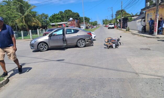 Anciano invade carril y provoca choque