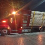 Camión con 25 toneladas de madera casi vuelca por obra mal reparada de la CAEV