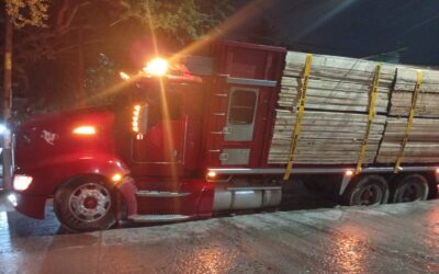 Camión con 25 toneladas de madera casi vuelca por obra mal reparada de la CAEV