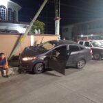 Conductor pierde el control y se impacta contra poste en Santiago de la Peña