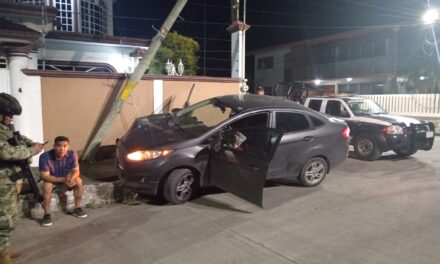 Conductor pierde el control y se impacta contra poste en Santiago de la Peña