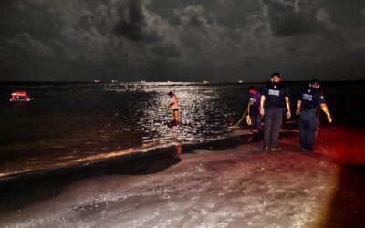 Rescatan taxi atrapado por la marea en playa Lety