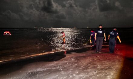 Rescatan taxi atrapado por la marea en playa Lety