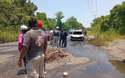 Camioneta se incendia en la carretera Tuxpan–Tamiahua; pérdida total