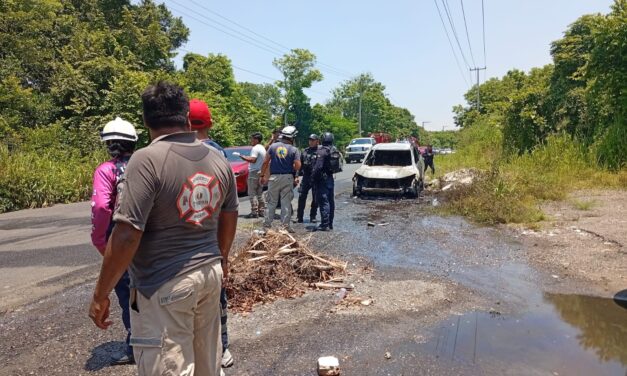 Camioneta se incendia en la carretera Tuxpan–Tamiahua; pérdida total