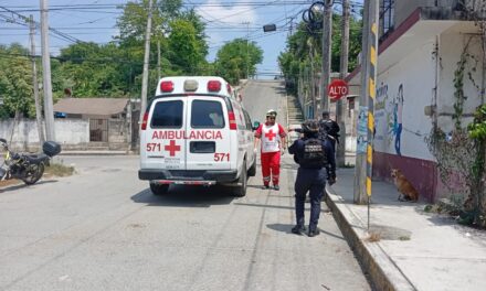 La atropellan en su motocicleta y termina en el Hospital