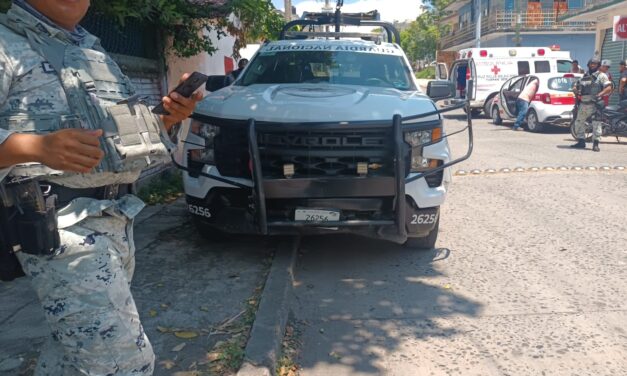 Patrulla de la Guardia Nacional choca contra taxi en Tuxpan; tres heridos