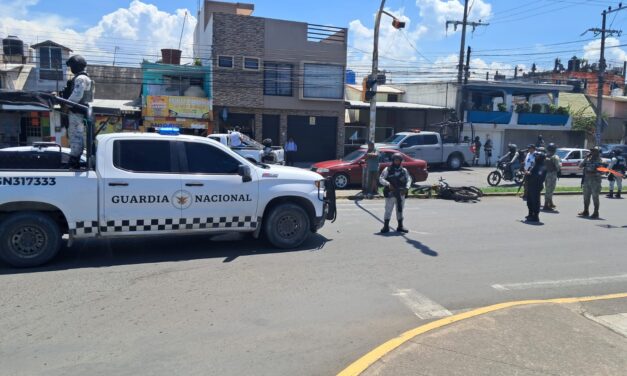 Patrulla de la Guardia Nacional embiste a motociclista en la avenida Cuauhtémoc
