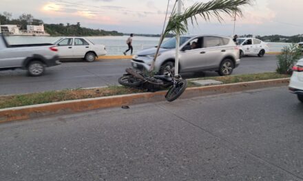 Motociclista resulta lesionado tras derrapar en bulevar