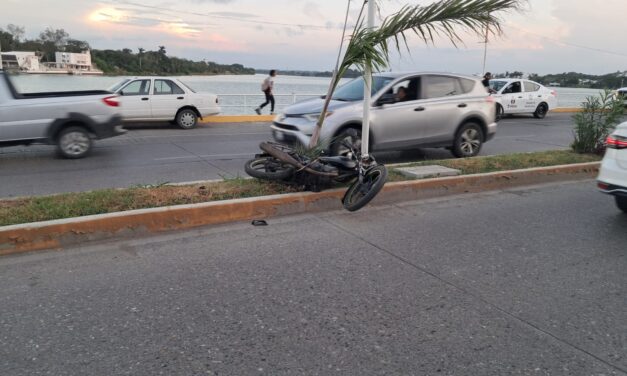 Motociclista resulta lesionado tras derrapar en bulevar
