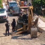 Se queda sin frenos y salta de una retroexcavadora en la Emiliano Zapata