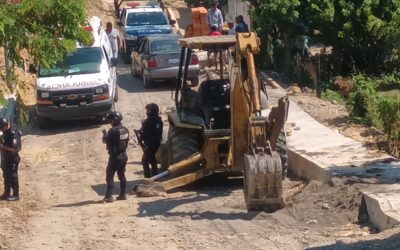 Se queda sin frenos y salta de una retroexcavadora en la Emiliano Zapata
