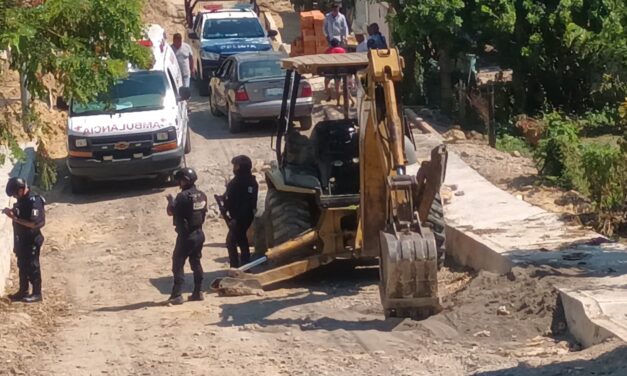 Se queda sin frenos y salta de una retroexcavadora en la Emiliano Zapata