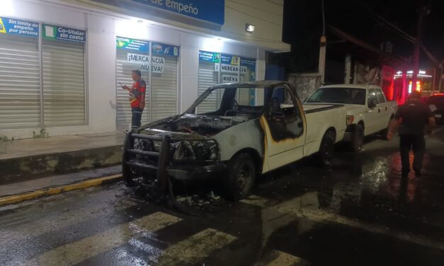Arde en llamas patrulla descompuesta de la Policía Ministerial en Tuxpan