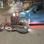 Motociclista lesionado en choque contra automóvil en la Calzada