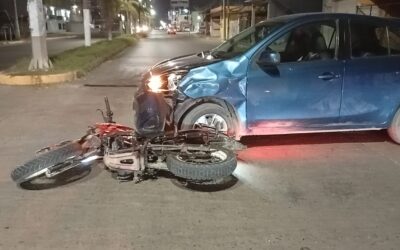 Motociclista lesionado en choque contra automóvil en la Calzada