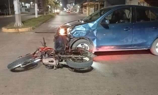 Motociclista lesionado en choque contra automóvil en la Calzada