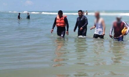 Evitan tragedia en Tuxpan: salvan a bañista arrastrado por el mar