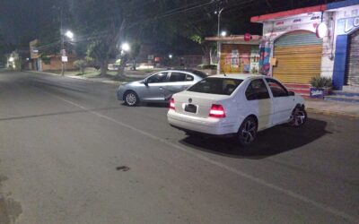 Choca contra auto estacionado en la colonia Burocrática