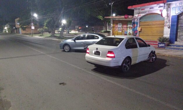 Choca contra auto estacionado en la colonia Burocrática