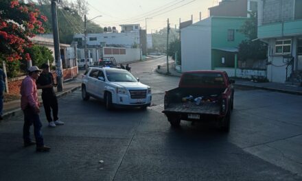 Conductora provoca múltiples choques en Fovissste Lomas de Tuxpan y huye