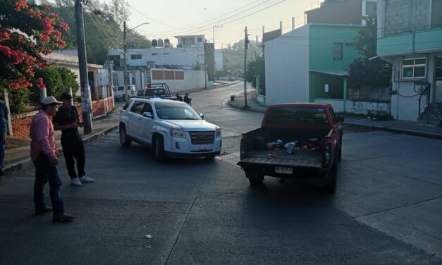 Conductora provoca múltiples choques en Fovissste Lomas de Tuxpan y huye