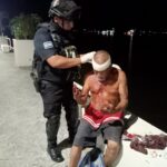 Policías atienden a adulto mayor tras caída en el Centro