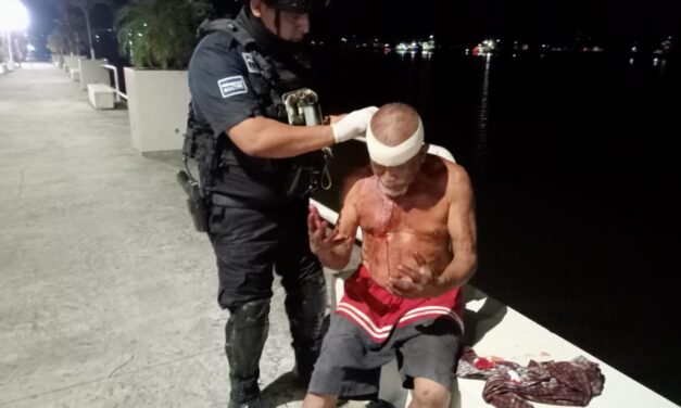 Policías atienden a adulto mayor tras caída en el Centro