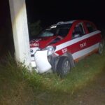 Taxista pierde el control y choca contra poste en la carretera Tuxpan–Tamiahua