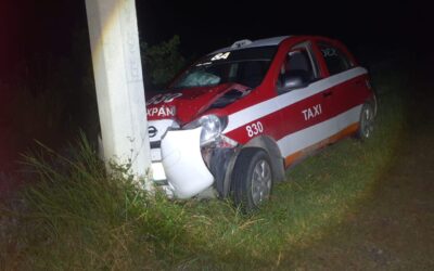 Taxista pierde el control y choca contra poste en la carretera Tuxpan–Tamiahua