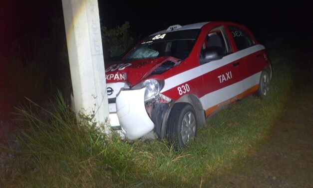 Taxista pierde el control y choca contra poste en la carretera Tuxpan–Tamiahua