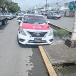 Taxi se sube al camellón frente a la UGM; no hubo lesionados