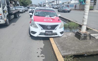 Taxi se sube al camellón frente a la UGM; no hubo lesionados