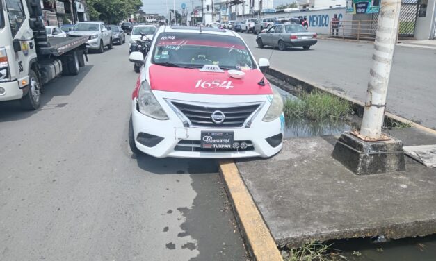Taxi se sube al camellón frente a la UGM; no hubo lesionados