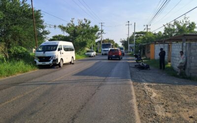 Motociclista resulta lesionado tras doble colisión en carretera a la termoeléctrica