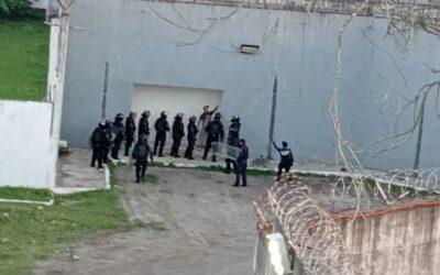 Custodios de Tuxpan denuncian estar retenidos 48 horas en el penal