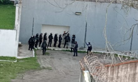 Custodios de Tuxpan denuncian estar retenidos 48 horas en el penal