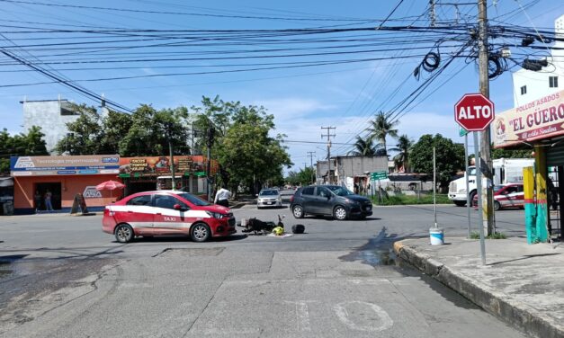 Comienza agosto con accidentes de moto: Italika FT150 choca contra taxi en la Cuauhtémoc