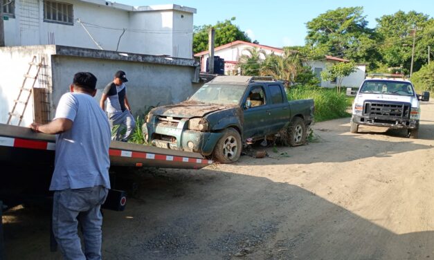 Retiran vehículo maceta en el camino a Monte Grande