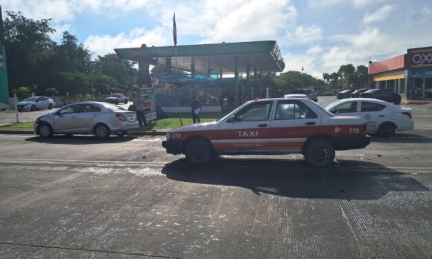 Choque frente a la gasolinera del Bateador